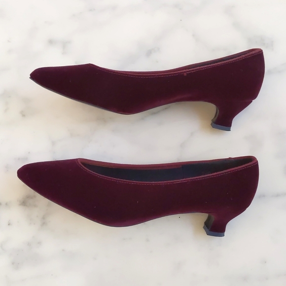 NWOT. Woman's Velour shoes. - Picture 2 of 5